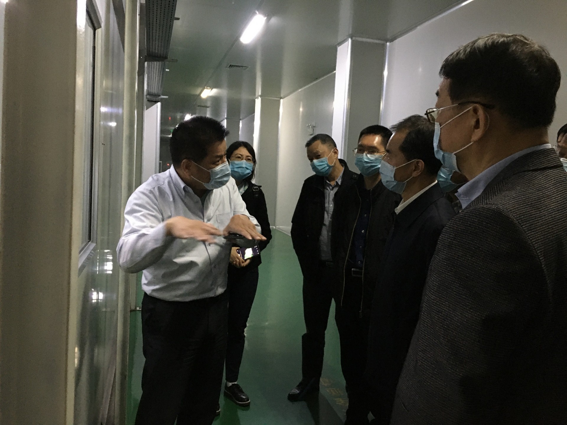 四川省政协副主席陈放博士率队来到龙华薄膜调研